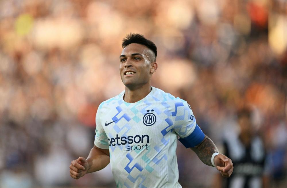 邮报：伯恩茅斯后卫塞内西与女足后卫鲍尔斯成英超新明星情侣